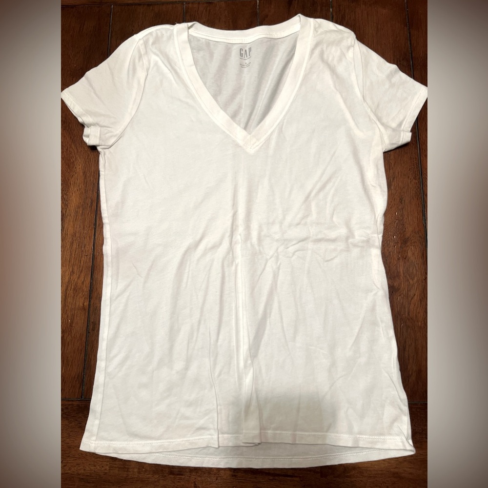 Gap basic v-neck tee